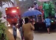 Warga naik truk untuk hindari banjir di kawasan Bungo Pasang. (dok. istimewa)