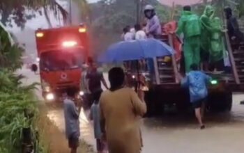 Warga naik truk untuk hindari banjir di kawasan Bungo Pasang. (dok. istimewa)