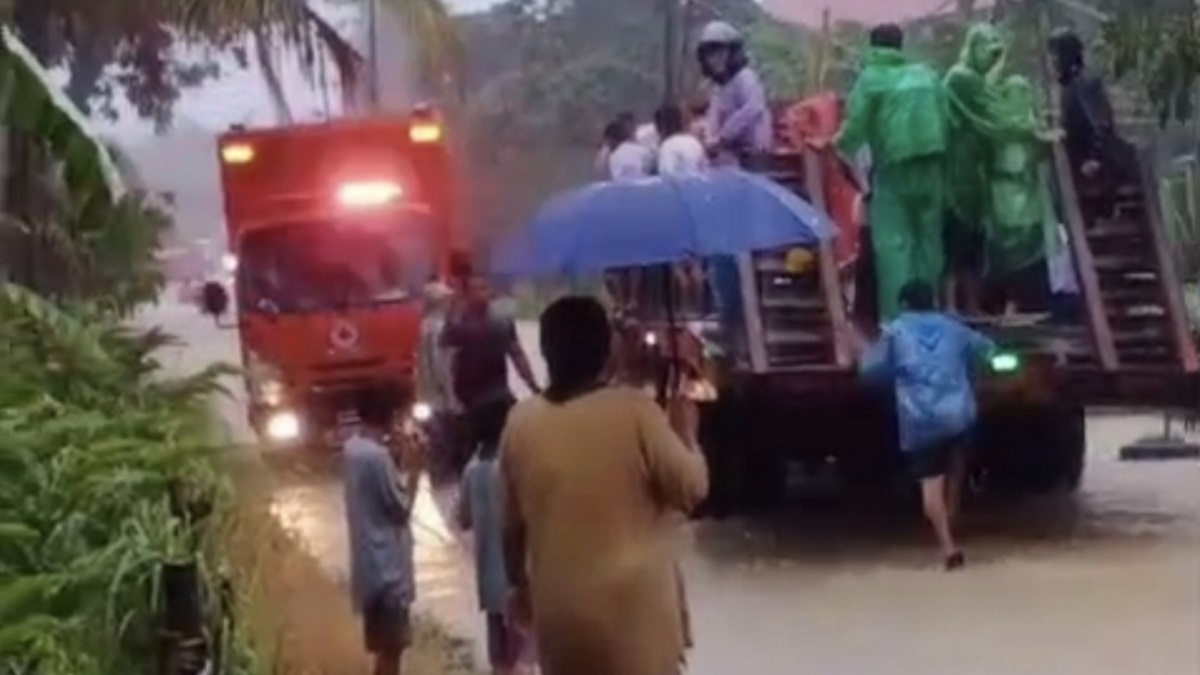 Warga naik truk untuk hindari banjir di kawasan Bungo Pasang. (dok. istimewa)