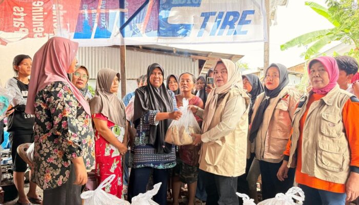 Banjir Rendam Padang, Andre Rosiade Gerak Cepat Salurkan Ribuan Nasi Bungkus untuk Warga Terdampak
