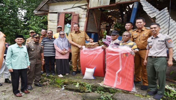 Rumah Warga Rusak Diterjang Pohon Tumbang, Wali Kota Pariaman Serahkan Bantuan
