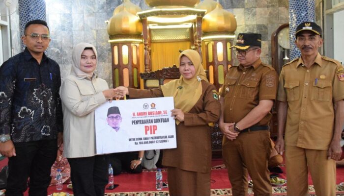 Andre Rosiade Salurkan PIP Rp165,6 Juta untuk 92 Siswa SMAN 1 Palembayan