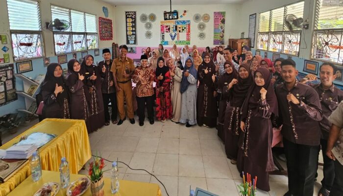 Bantu 90 Unit Mebeler Baru untuk SDN 16 Tanjung Aur, Mulyadi Muslim: Orang Hebat Berawal dari Sekolah Dasar