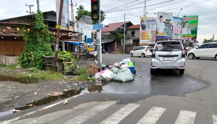 Tumpukan Sampah Menggunung di Bundaran Simpang Empat Pasbar, Warga Minta DLH Bertindak