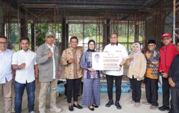 Andre Rosiade Serahkan Bantuan untuk Pembangunan Masjid Al-Hidayah Polres Arosuka Solok