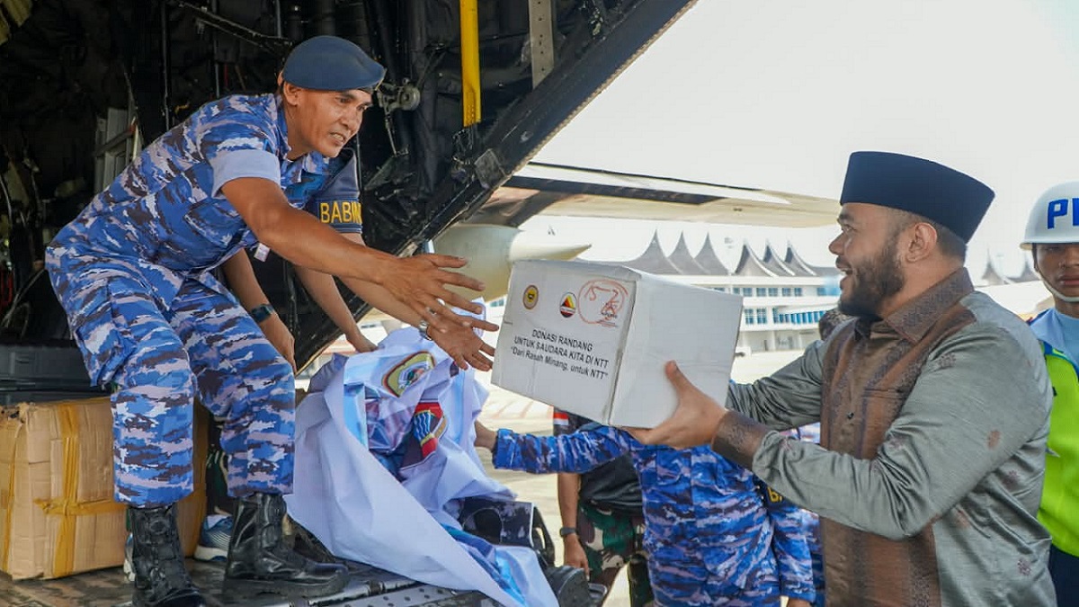Pengiriman rendang untuk gempa NTT dari Pemko Padang. (dok. istimewa)