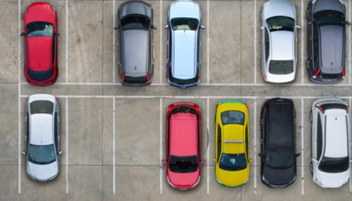 Biar Tak Salah Manuver, Ini Tips Parkir Mobil di Ruang Sempit