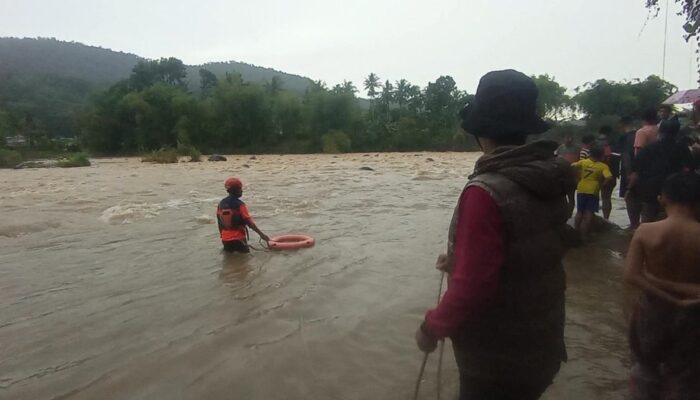 BPBD dan Tim SAR Evakuasi Warga Terjebak di Sungai Lubuak Jambak Lubuk Kilangan