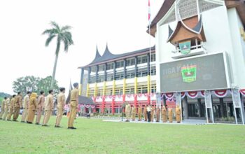 Sekdaprov Sumbar Berikan Penghargaan Kepada ASN Sekretariat Daerah Berprestasi
