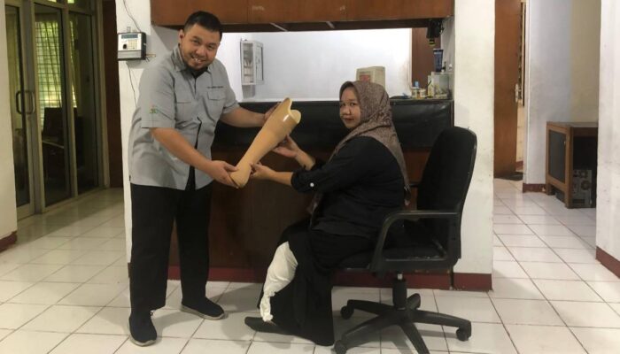 Kaki Palsu Pulihkan Harapan, UPZ BAZNAS Semen Padang Bantu Rahma Kembali Berjalan dan Produktif