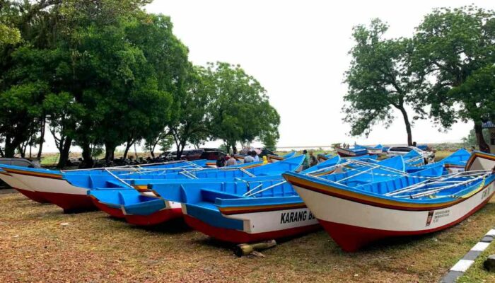 Pemko Padang Salurkan 19 Perahu Fiber dan 724 Jaring untuk Nelayan Terdampak Bencana