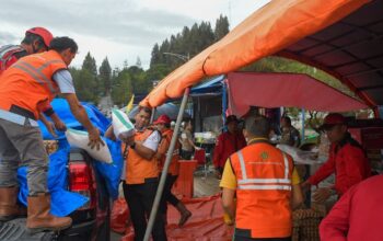 Bantuan logistik untuk korban banjir bandang Arosuka. (dok. istimewa)