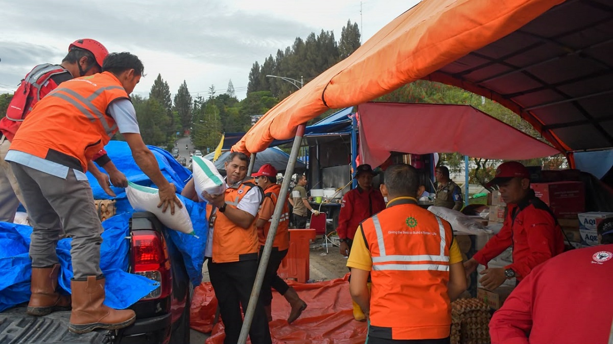 Bantuan logistik untuk korban banjir bandang Arosuka. (dok. istimewa)