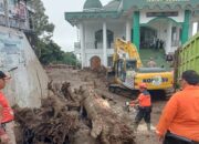 Dukungan pemulihan dari Pemko Padang untuk galodo Arosuka. (dok. istimewa)