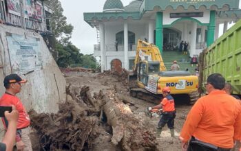 Dukungan pemulihan dari Pemko Padang untuk galodo Arosuka. (dok. istimewa)