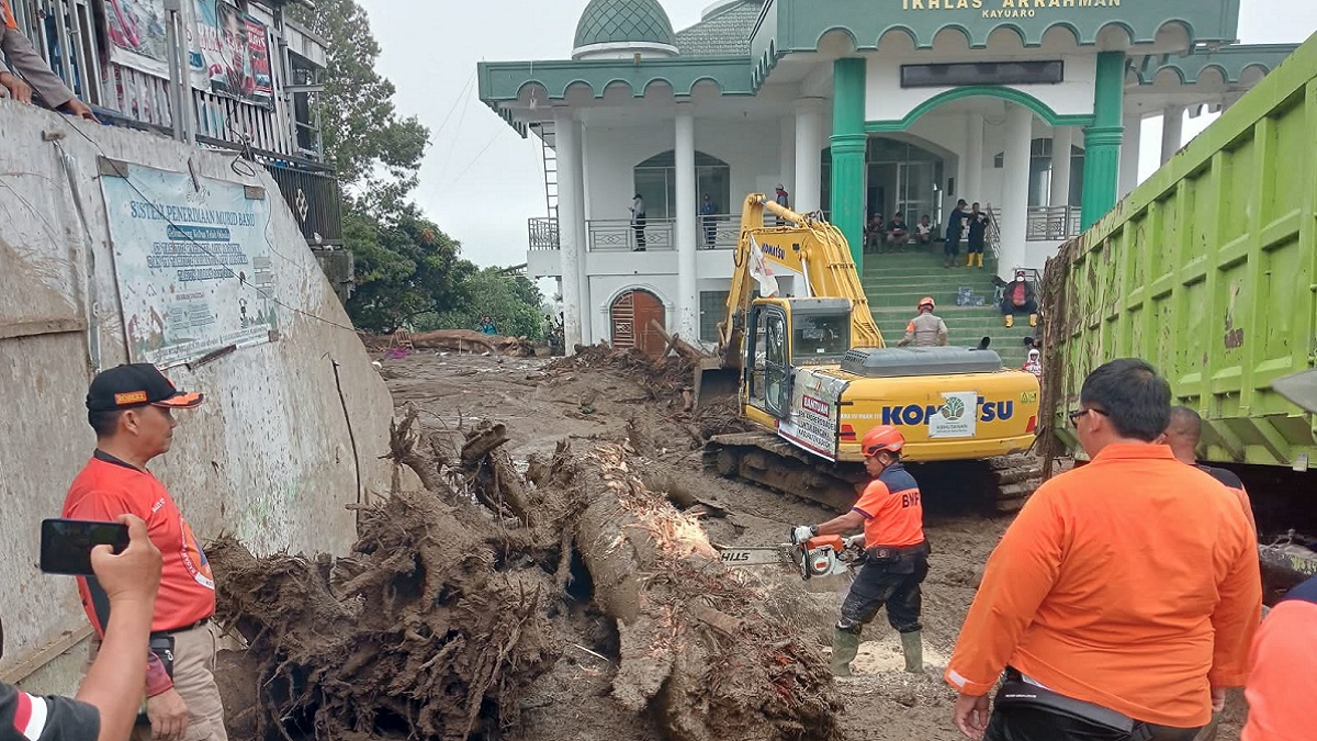 Dukungan pemulihan dari Pemko Padang untuk galodo Arosuka. (dok. istimewa)