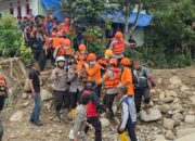 Evakuasi korban kedua banjir bandang Arosuka. (dok. istimewa)