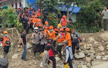 Evakuasi korban kedua banjir bandang Arosuka. (dok. istimewa)