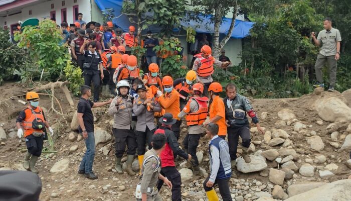 Hari Kelima Pencarian Korban Galodo Arosuka, Agusra Ditemukan Meninggal di Belakang Kantor Bupati