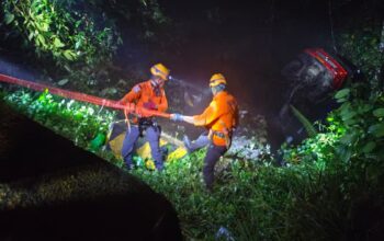 Mobil Terjun ke Jurang Sitinjau Lauik, Dua Warga Padangsidimpuan Selamat
