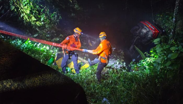 Mobil Terjun ke Jurang Sitinjau Lauik, Dua Warga Padangsidimpuan Selamat