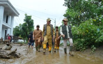 Tinjau Langsung Banjir Bandang Solok, Mahyeldi Fokus pada Keselamatan Warga dan Percepatan Pemulihan