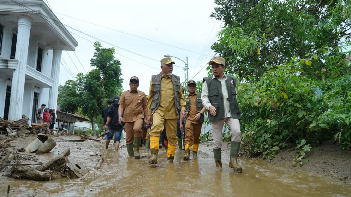 Gubermur Mahyeldi cek kondisi pascagalodo Arosuka. (dok. istimewa)