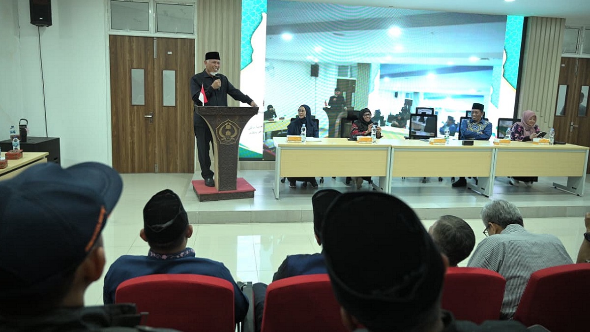 Gubernur Mahyeldi beri sambutan di acara pengukuhan pengurus pengajar bahasa Arab (IMLA). (dok. istimewa)