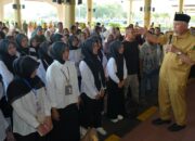 Gubernur Mahyeldi lepas mahasiswa penerima beasiswa sawit. (dok. istimewa)