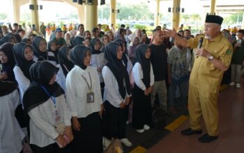 Gubernur Mahyeldi lepas mahasiswa penerima beasiswa sawit. (dok. istimewa)