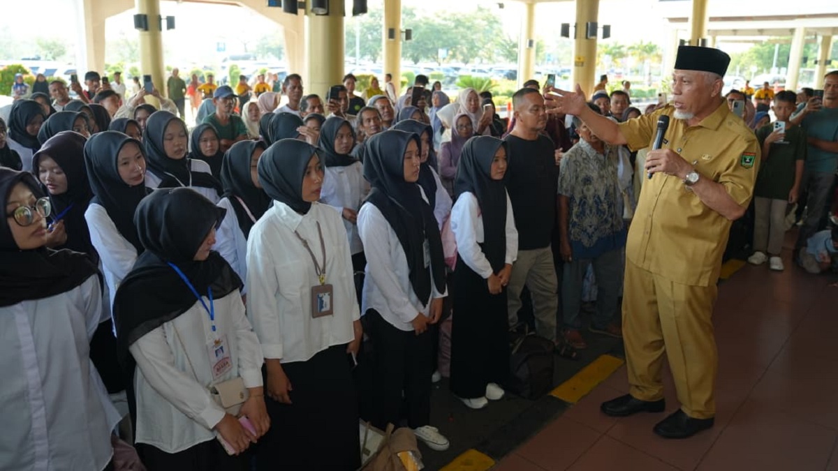 Gubernur Mahyeldi lepas mahasiswa penerima beasiswa sawit. (dok. istimewa)