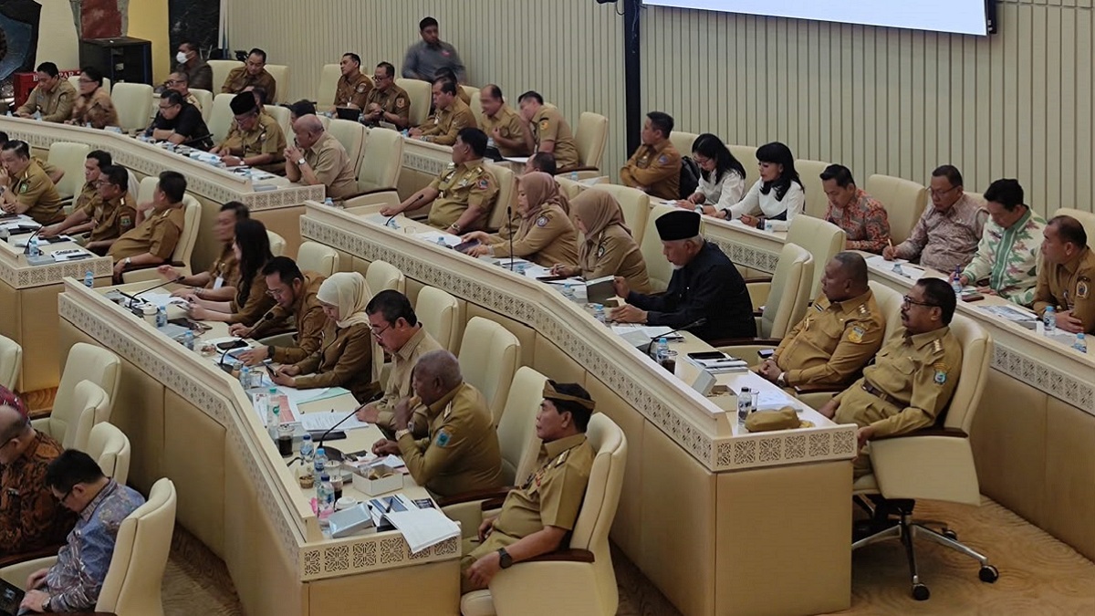 Gubernur Mahyeldi raker dengan Komisi II DPR RI. (dok. istimewa)