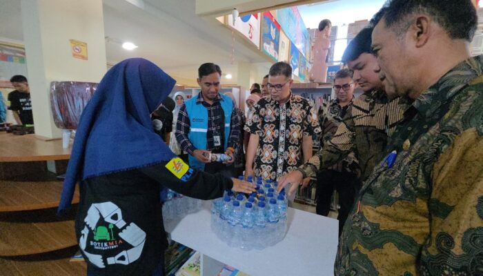 Sampah Jadi Peluang Usaha, PLN UID Sumbar Resmikan Program Sofa Botik Mia