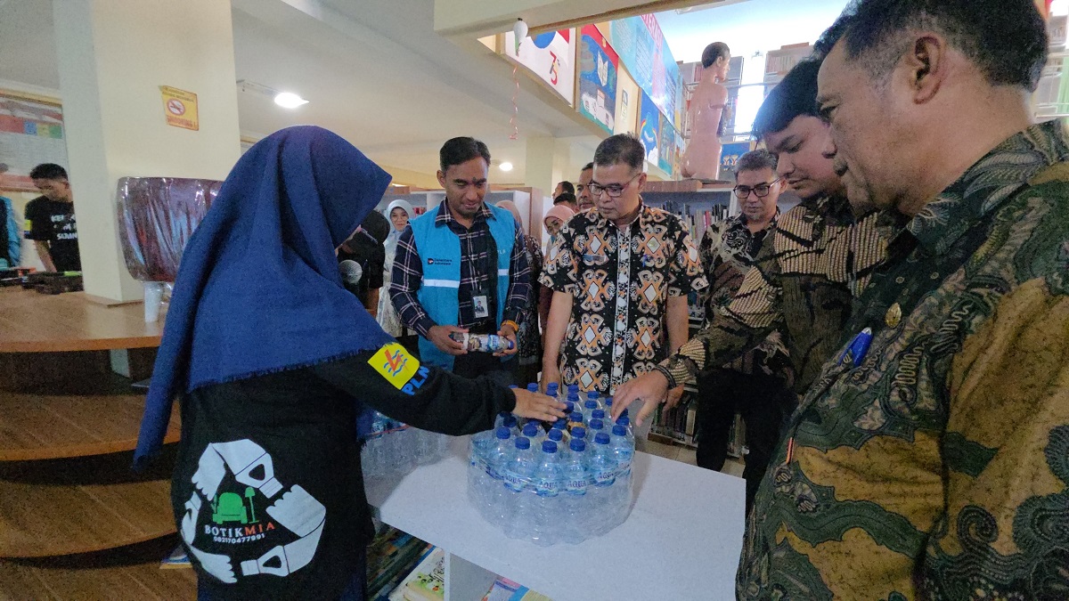 Jajaran pimpinan PLN UID Sumbar melihat proses pembuatan sofa daur ulang Botik Mia. (dok. istimewa)