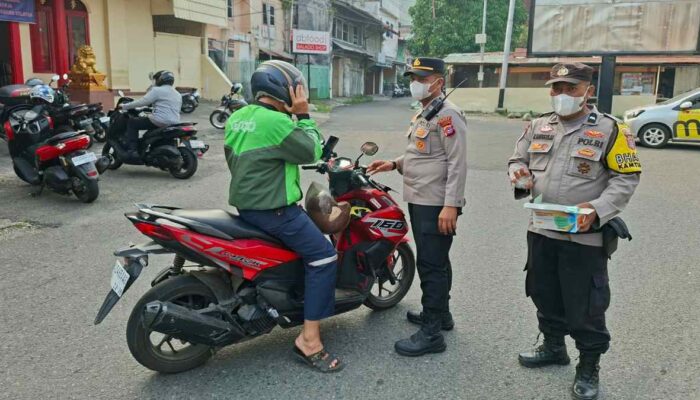 Polsek Padang Selatan Bagi Masker untuk Warga Antisipasi Kabut Asap