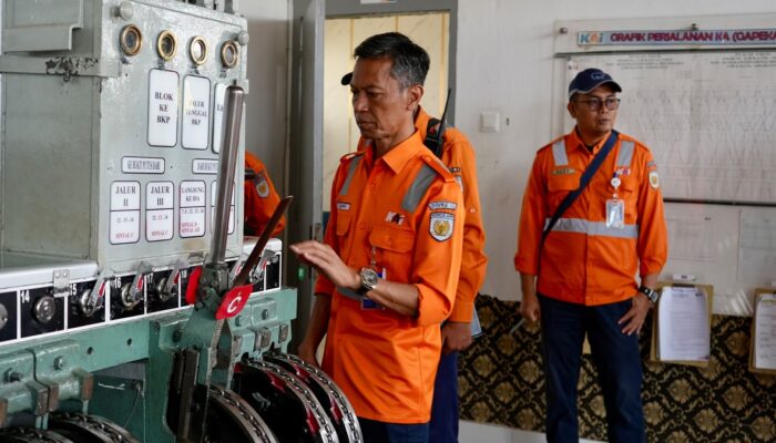 KAI Divre II Sumbar Perkuat Keselamatan Operasional melalui Cek Lintas Jalur Kereta Api