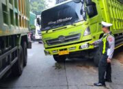 Dua Truk Bermasalah di Panorama Dua Sitinjau Lauik, Jalur Padang-Solok Macet Panjang