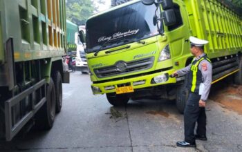 Dua Truk Bermasalah di Panorama Dua Sitinjau Lauik, Jalur Padang-Solok Macet Panjang