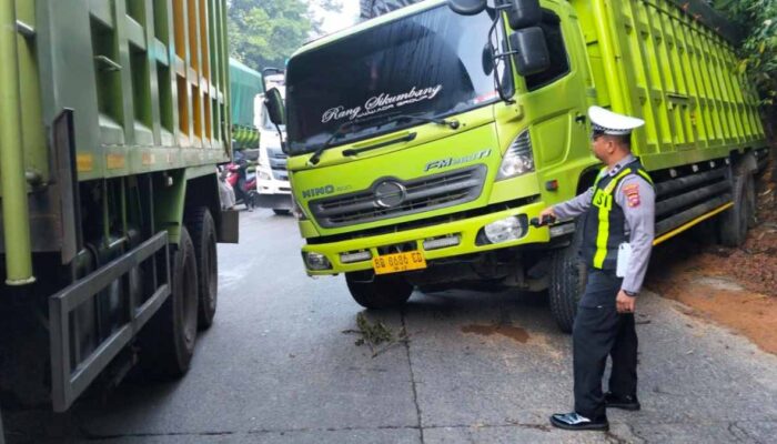 Dua Truk Bermasalah di Panorama Dua Sitinjau Lauik, Jalur Padang-Solok Macet Panjang