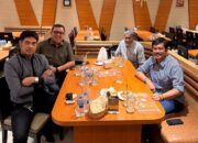 Manajer Semen Padang FC Braditi Moulevey bersama coach Nil Maizar coach Indra Sjafri dan Suhatman Imam