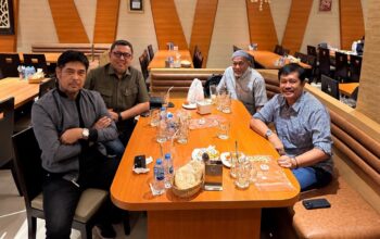Manajer Semen Padang FC Braditi Moulevey bersama coach Nil Maizar coach Indra Sjafri dan Suhatman Imam