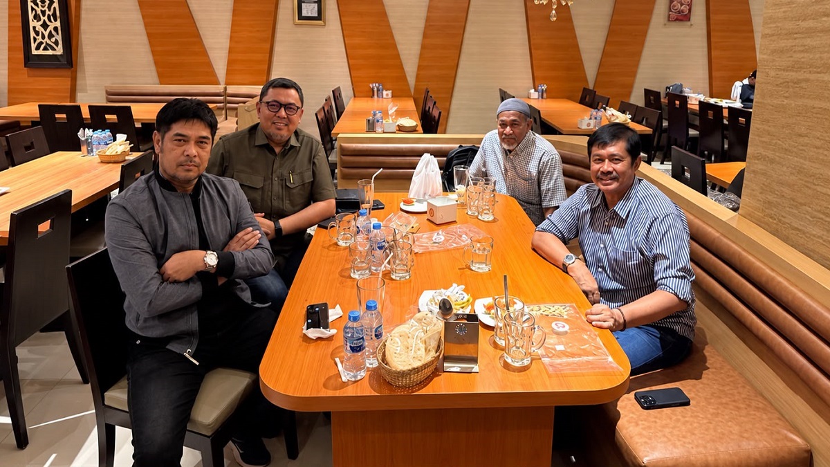 Manajer Semen Padang FC Braditi Moulevey bersama coach Nil Maizar coach Indra Sjafri dan Suhatman Imam