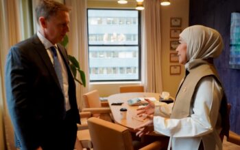 Menteri Komunikasi dan Digital Meutya Hafid saat bertemu Vice President (VP) & Head of Global Public Policy Meta Kevin J. Martin serta VP & Global Head of Safety Meta Antigone Davis di New York, Amerika Serikat, Rabu (23/9/2026) menegaskan seluruh platform digital global yang beroperasi di Indonesia wajib tunduk pada regulasi nasional, yaitu Peraturan Pemerintah Nomor 17 Tahun 2025 tentang Tata Kelola Penyelenggaraan Sistem Elektronik dalam Pelindungan Anak (PP TUNAS). (Foto: Istimewa/Kemkomdigi)