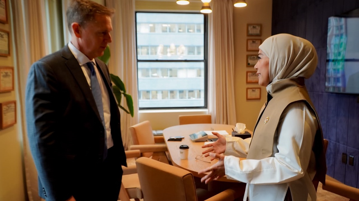 Menteri Komunikasi dan Digital Meutya Hafid saat bertemu Vice President (VP) & Head of Global Public Policy Meta Kevin J. Martin serta VP & Global Head of Safety Meta Antigone Davis di New York, Amerika Serikat, Rabu (23/9/2026) menegaskan seluruh platform digital global yang beroperasi di Indonesia wajib tunduk pada regulasi nasional, yaitu Peraturan Pemerintah Nomor 17 Tahun 2025 tentang Tata Kelola Penyelenggaraan Sistem Elektronik dalam Pelindungan Anak (PP TUNAS). (Foto: Istimewa/Kemkomdigi)