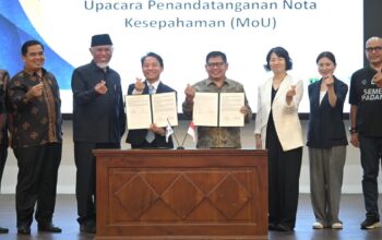 Gubernur Sumatera Barat Mahyeldi Memberikan sambutan acara puncak pertukaran budaya Provinsi Sumbar Indonesia dan Jeonbuk Province South Korea, Youth Centre Padang, Sabtu (19/09/2026). (​Foto: Dok. Makopim/Adp)