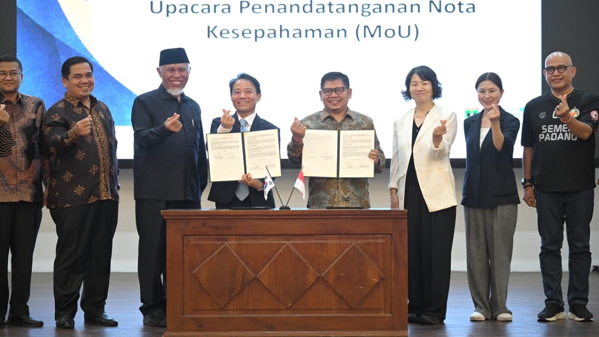 Gubernur Sumatera Barat Mahyeldi Memberikan sambutan acara puncak pertukaran budaya Provinsi Sumbar Indonesia dan Jeonbuk Province South Korea, Youth Centre Padang, Sabtu (19/09/2026). (​Foto: Dok. Makopim/Adp)