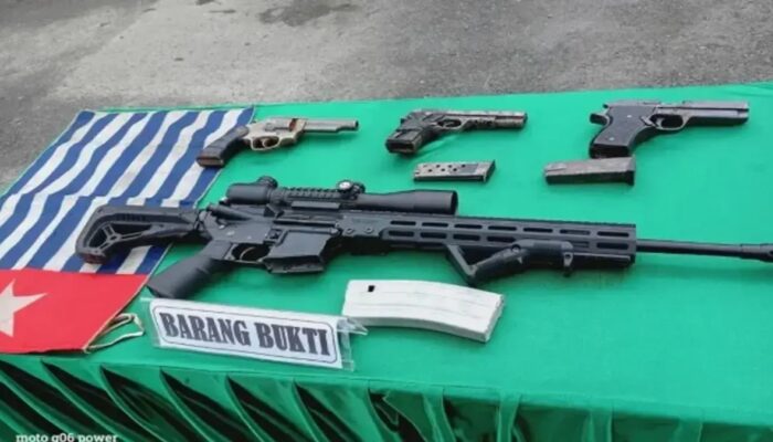 Lima Anggota KKB Kembali dari PNG, Serahkan Tiga Senjata Api ke TNI