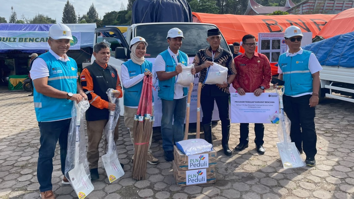 PLN UID Sumbar serahkan bantuan untuk banjir bandang Solok. (dok. istimewa)