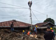 PLN UP3 Solok gerak cepat perbaikan infrastruktur kelistrikan pascagalodo. (dok. istimewa)