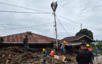PLN UP3 Solok gerak cepat perbaikan infrastruktur kelistrikan pascagalodo. (dok. istimewa)